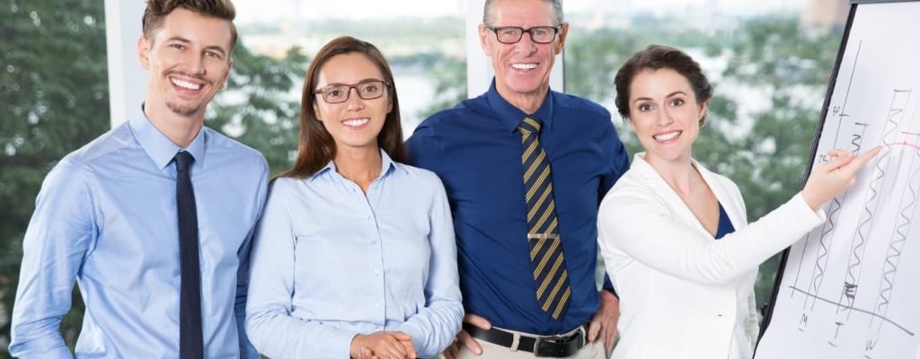 Equipo de consultores financieros y legales de Escenika en una presentación.